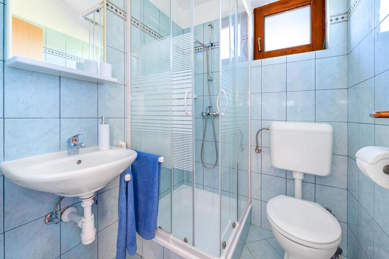 Villa Livia: Family-Friendly Retreat with Pool and Playground Liznjan Exterior photo