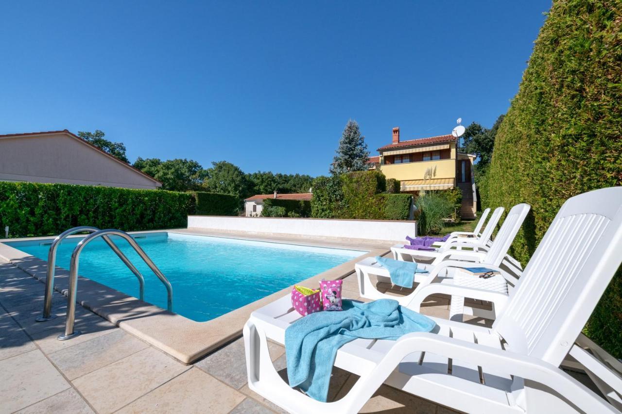 Villa Livia: Family-Friendly Retreat with Pool and Playground Liznjan Exterior photo