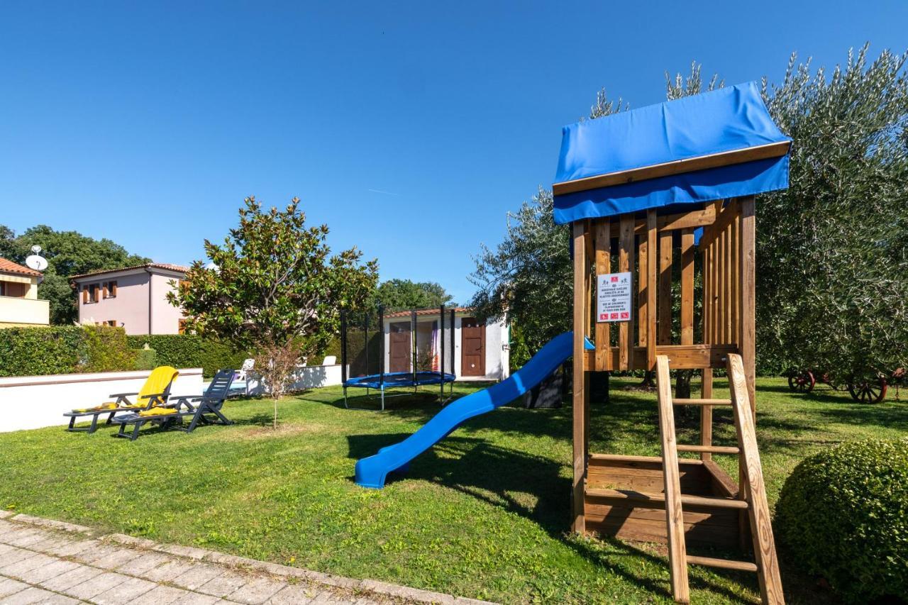 Villa Livia: Family-Friendly Retreat with Pool and Playground Liznjan Exterior photo