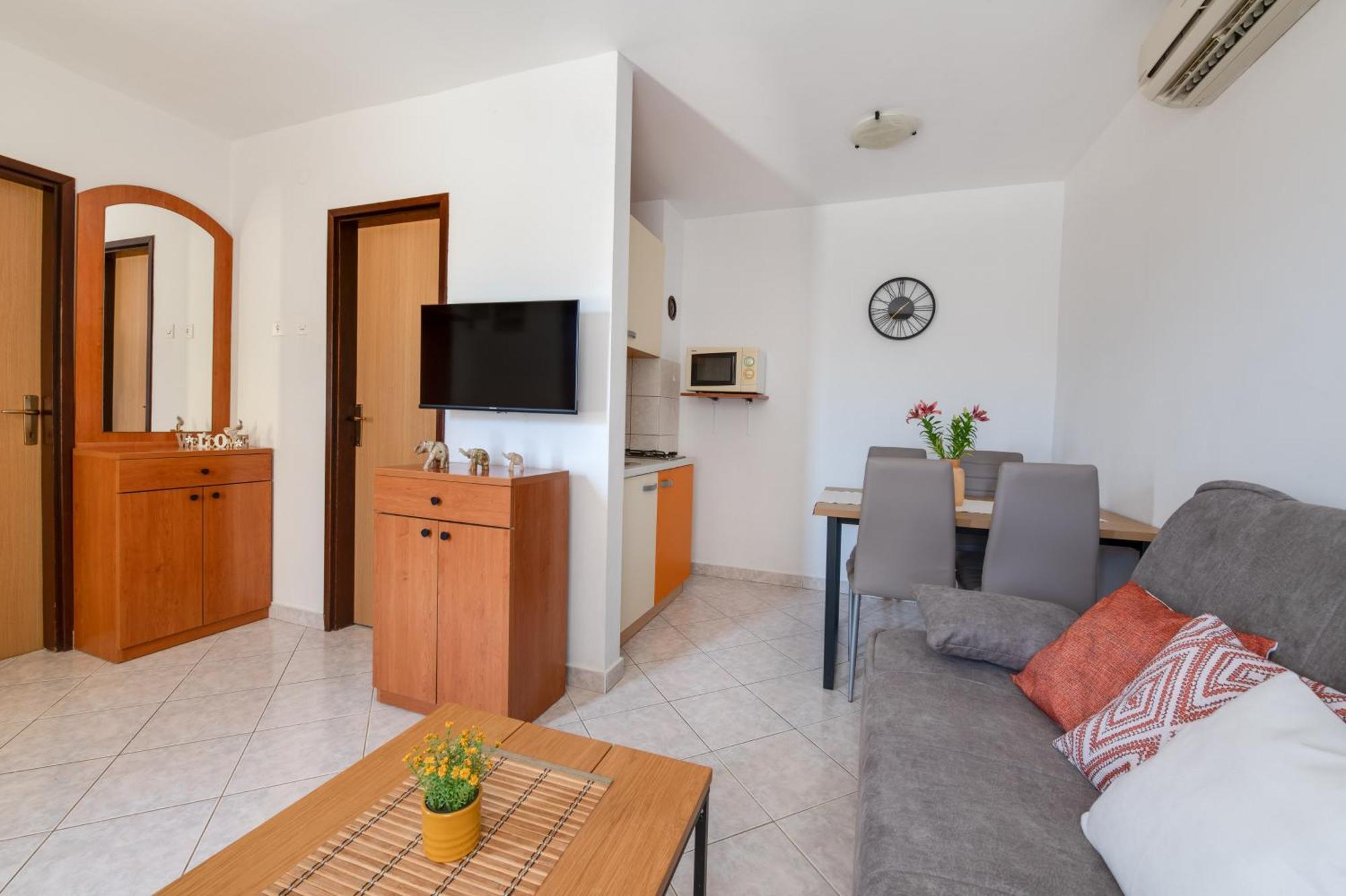 Villa Livia: Family-Friendly Retreat with Pool and Playground Liznjan Exterior photo